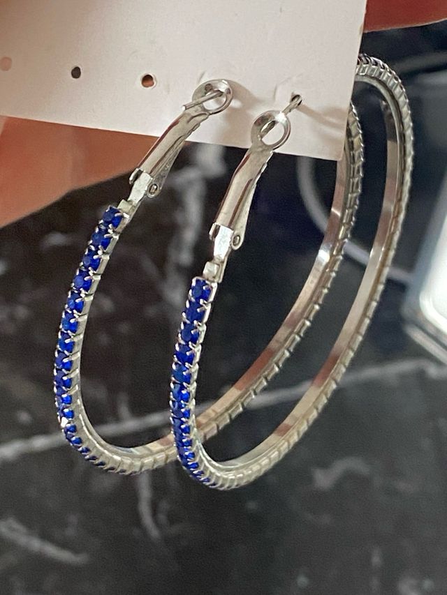 Orecchini a cerchio blu elettrico