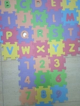 Alfombra de letras y números 
