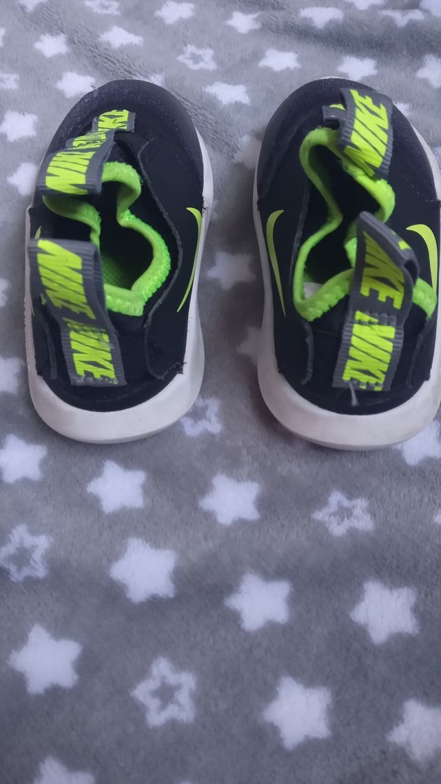 Zapatillas NIKE niño (talla 22)