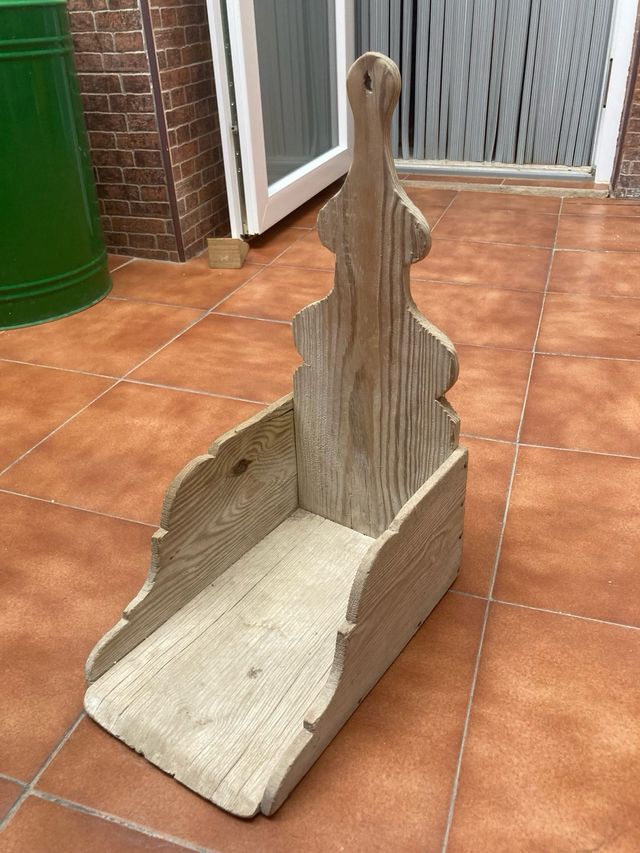 Recogedor de madera antiguo