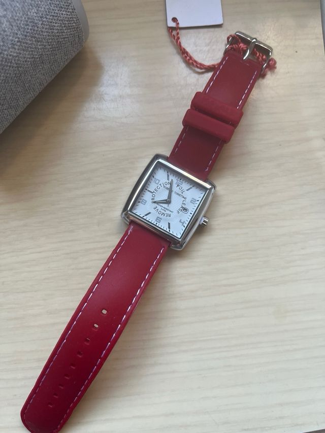 Reloj rojo nuevo oferta
