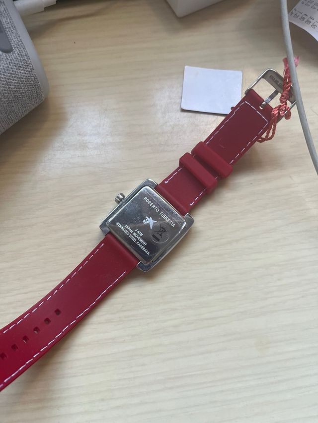 Reloj rojo nuevo oferta