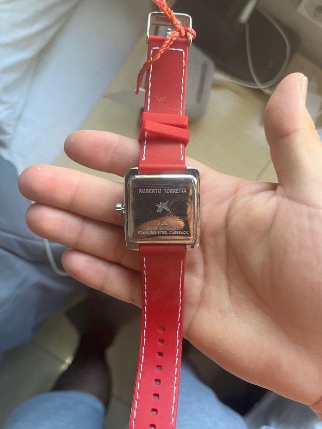 Reloj rojo nuevo oferta