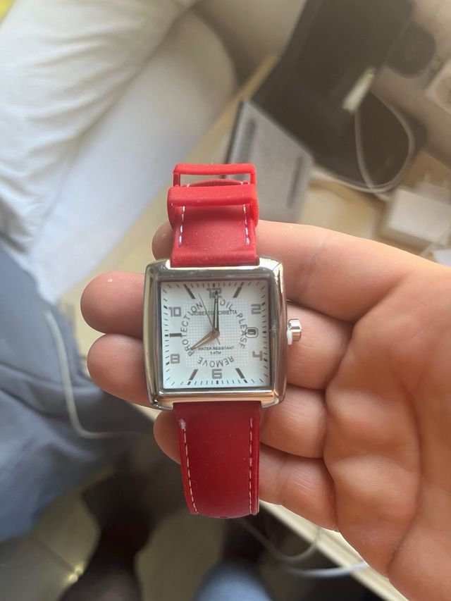 Reloj rojo nuevo oferta