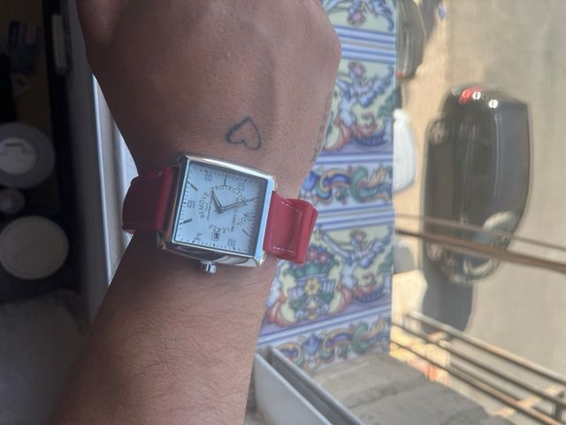 Reloj rojo nuevo oferta