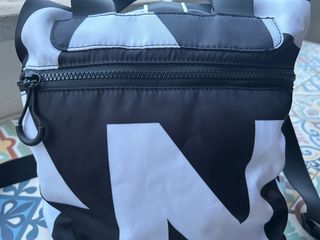 Mochila impermeable negra y blanca. Marca Misako