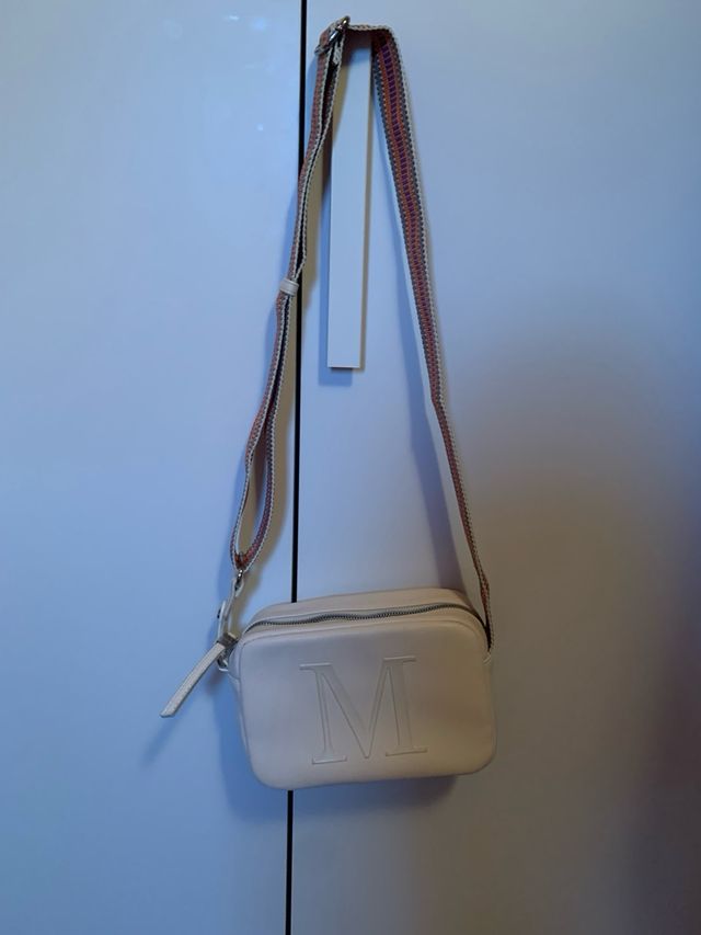 Borsa a tracolla con lettera in rilievo Carpisa