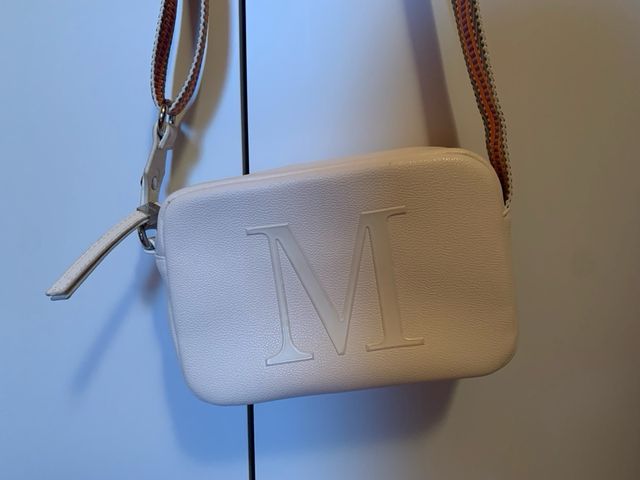 Borsa a tracolla con lettera in rilievo Carpisa