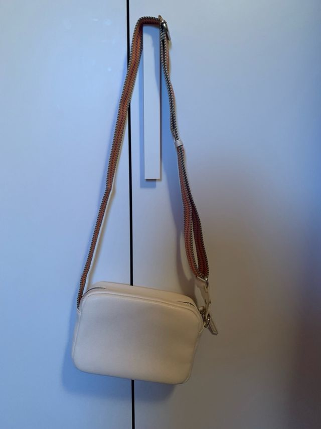 Borsa a tracolla con lettera in rilievo Carpisa