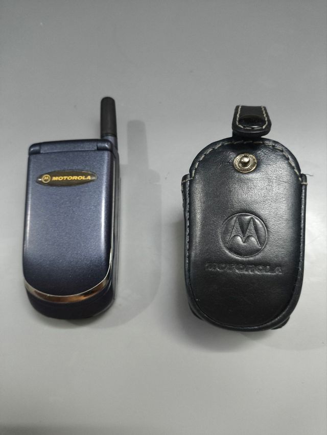 Teléfono retro vintage Motorola V50