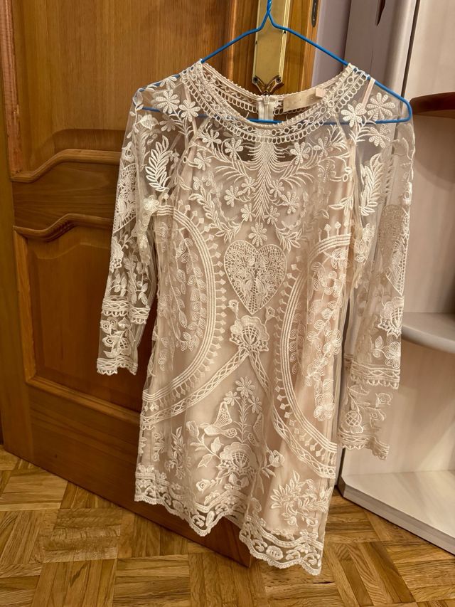 Vestido corto beige de encaje BDBA