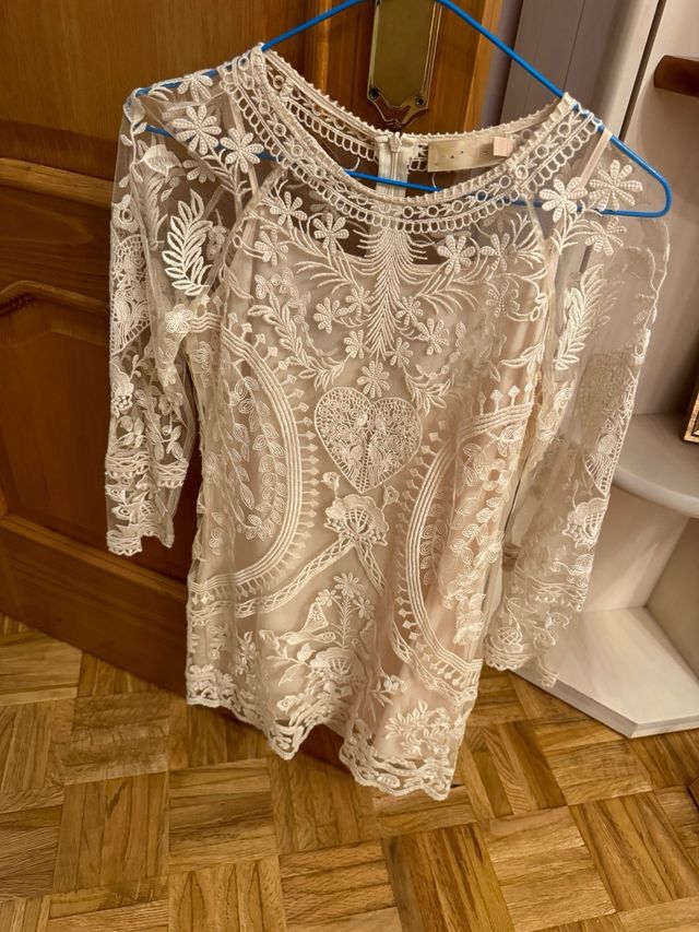 Vestido corto beige de encaje BDBA