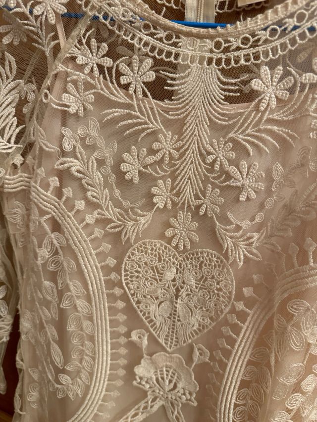 Vestido corto beige de encaje BDBA