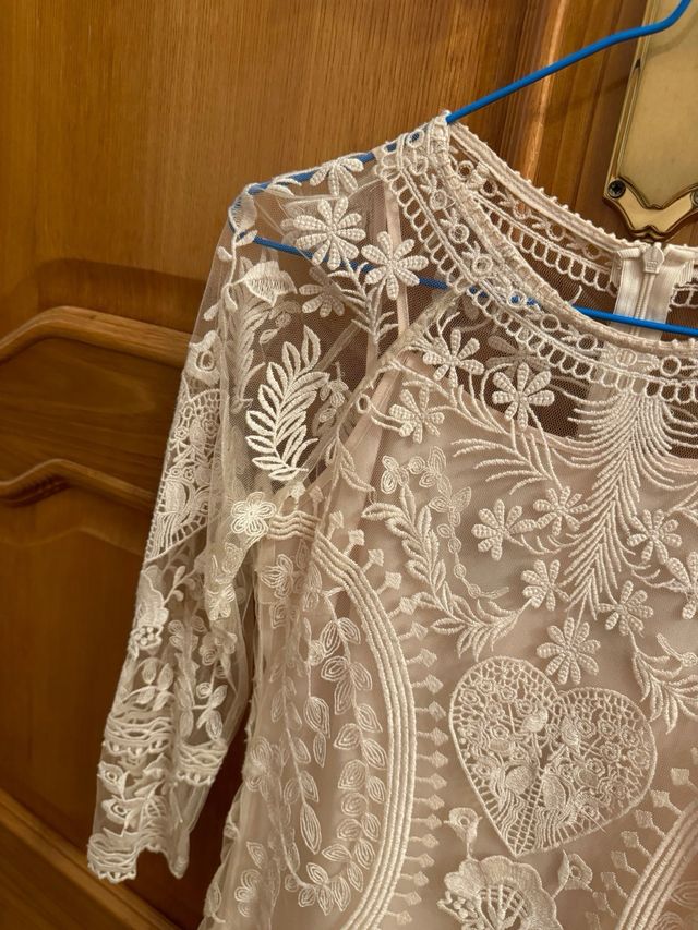 Vestido corto beige de encaje BDBA