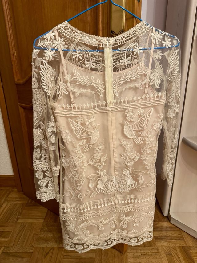 Vestido corto beige de encaje BDBA