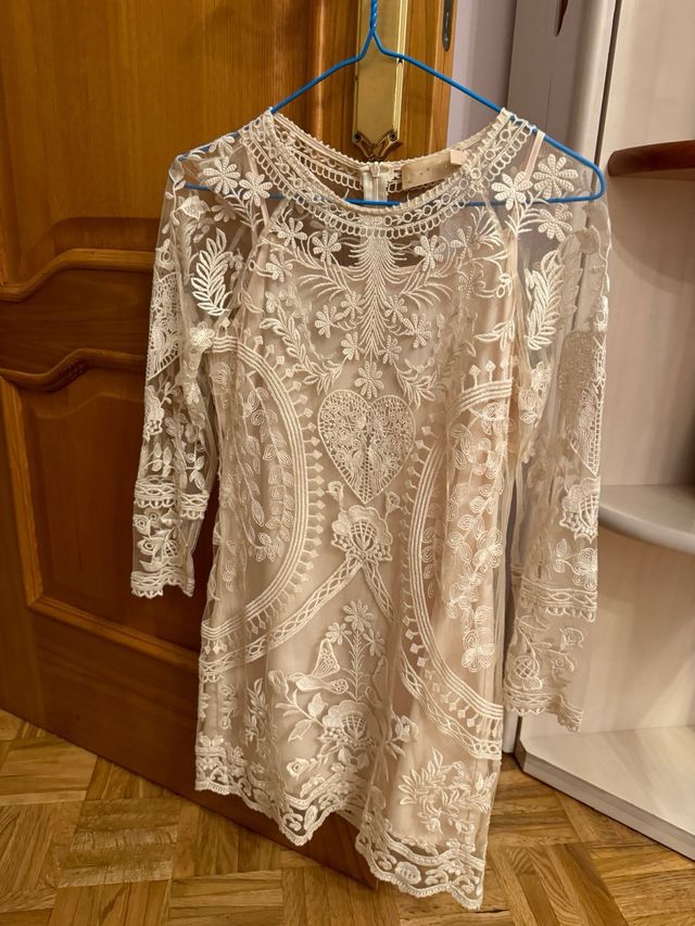 Vestido corto beige de encaje BDBA