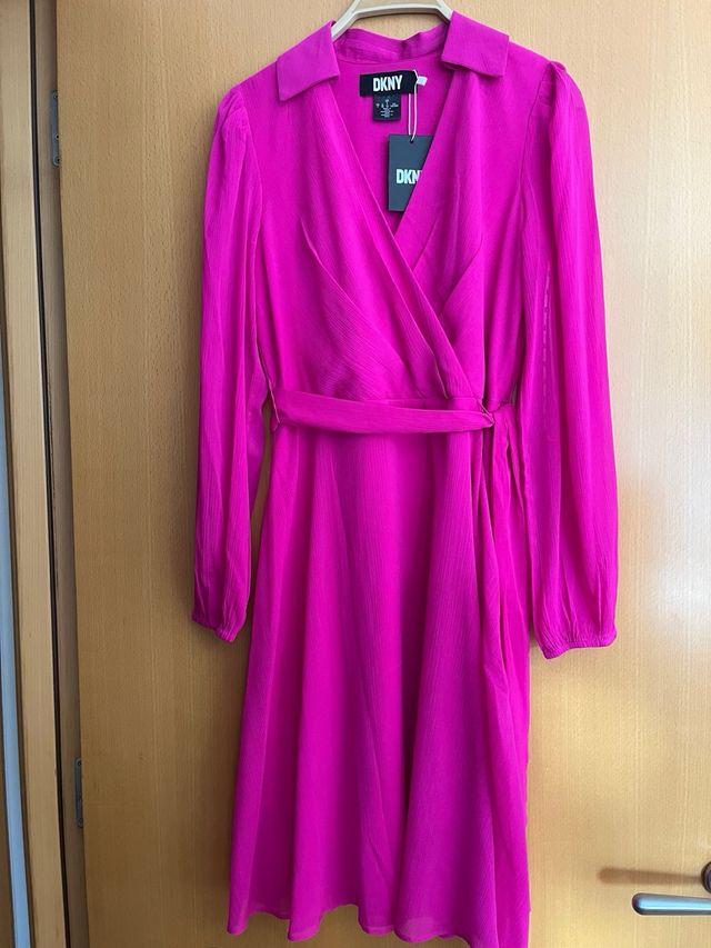 Vestido corto con mangas largas de DKNY