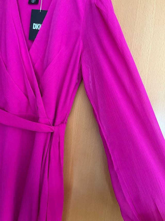 Vestido corto con mangas largas de DKNY