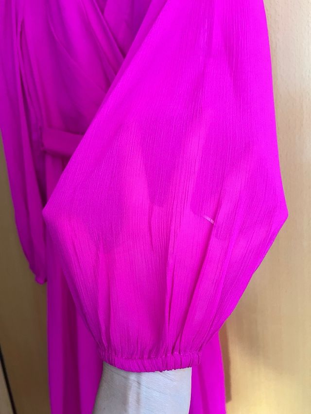 Vestido corto con mangas largas de DKNY