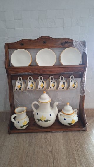 Juego de tetera y tazas con mueble.