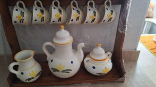 Juego de tetera y tazas con mueble.