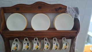 Juego de tetera y tazas con mueble.