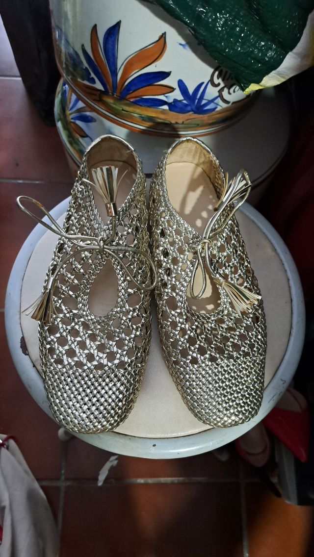 Zapatos en dorados calados zara