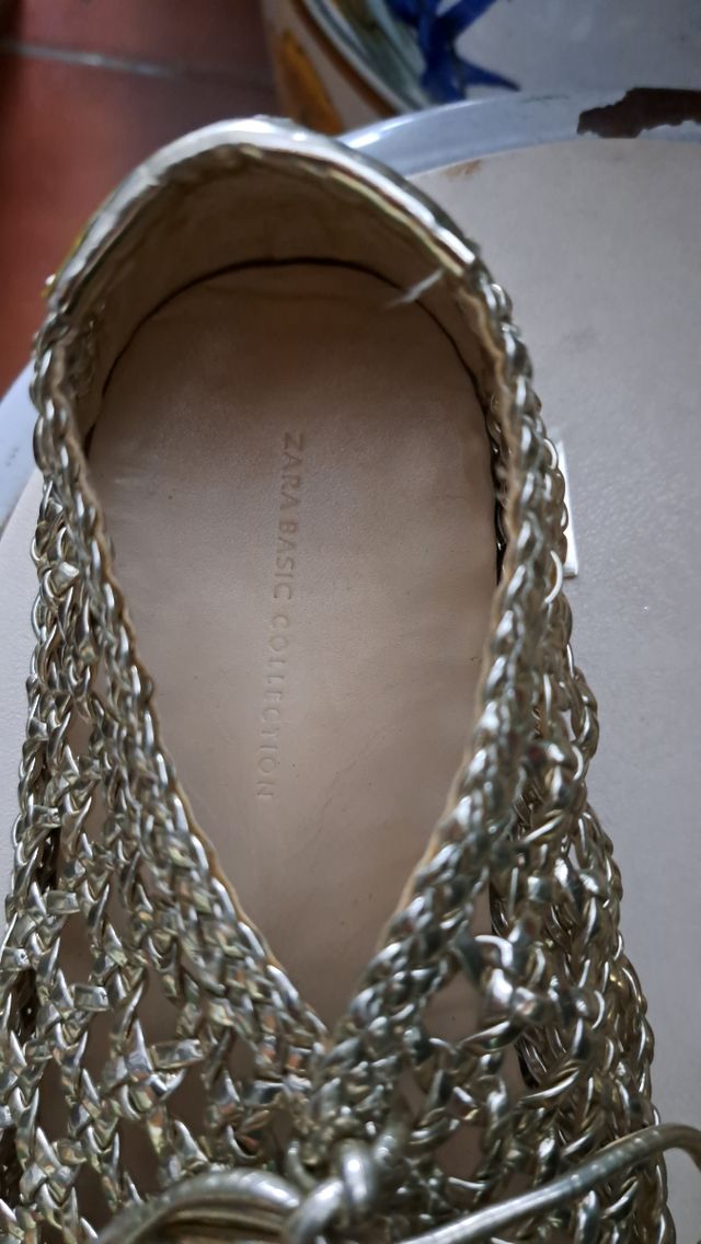 Zapatos en dorados calados zara