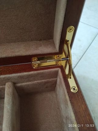 Portagioie artigianale in legno intarsiato