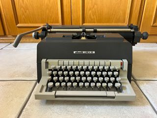 Maquina de escribir Olivetti Linea 98