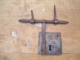 Cerrojo antiguo con su cerradura, 25 cm.