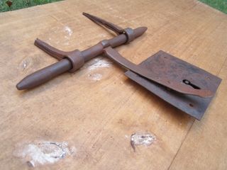 Cerrojo antiguo con su cerradura, 25 cm.