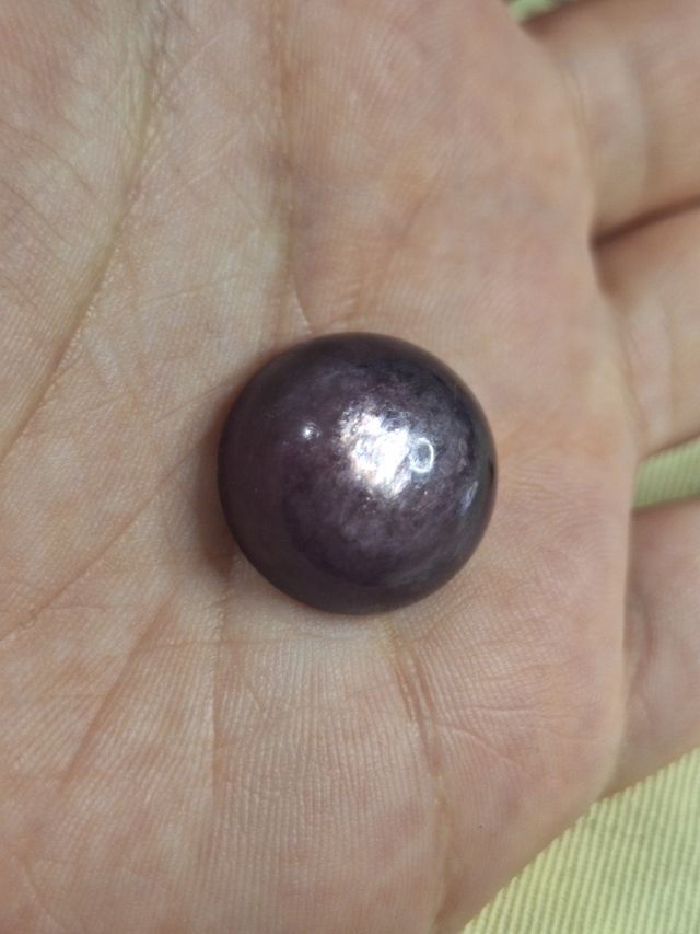 Pietra Lepidolite o Mica viola naturale