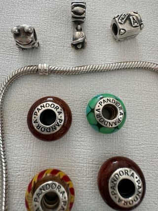 Pulsera pandora y charms colgantes plata