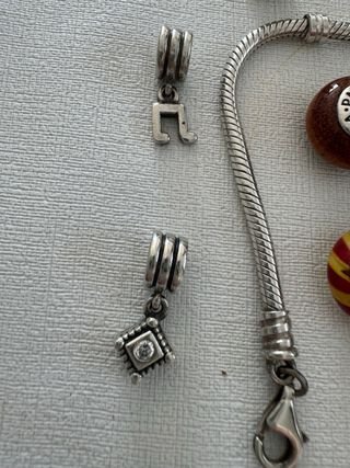 Pulsera pandora y charms colgantes plata