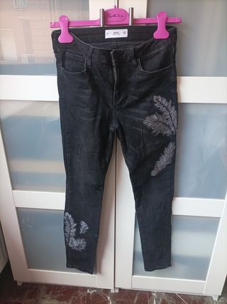 Jeans pitillo con bordado de plumas 