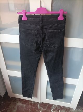 Jeans pitillo con bordado de plumas 