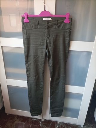 Pantalón pitillo verde militar 