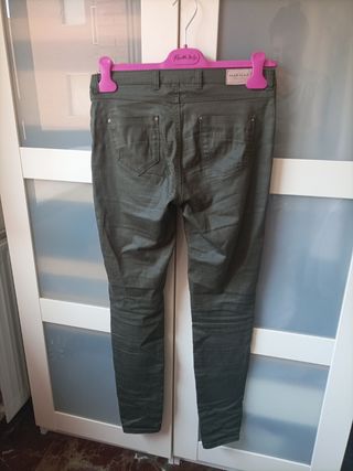 Pantalón pitillo verde militar 