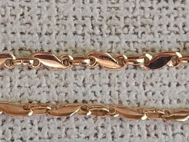 Cadena dorada eslabones planos