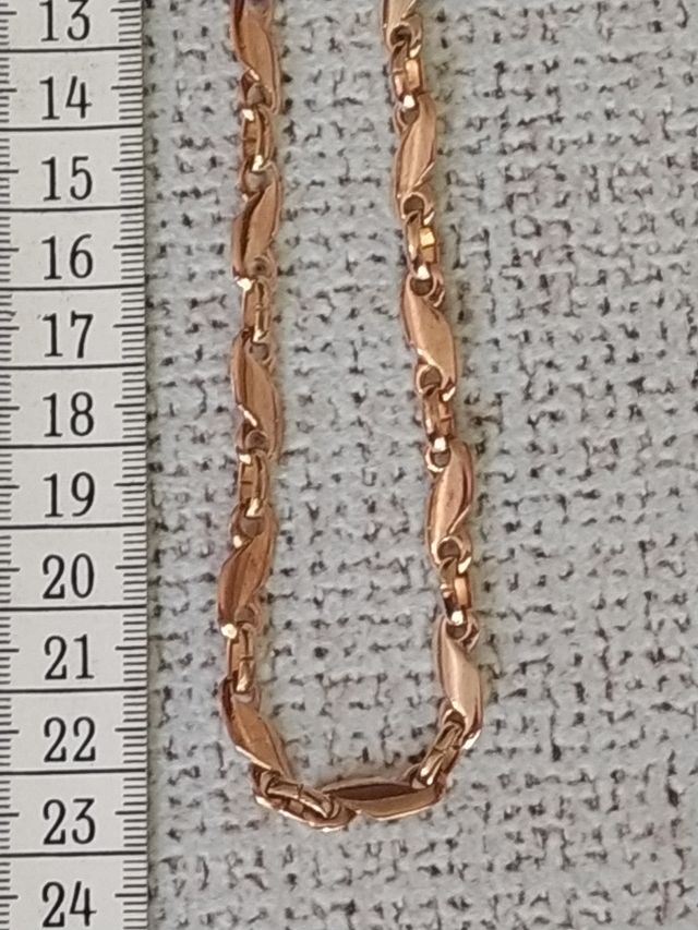 Cadena dorada eslabones planos