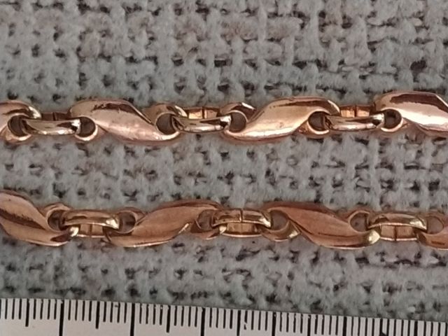 Cadena dorada eslabones planos