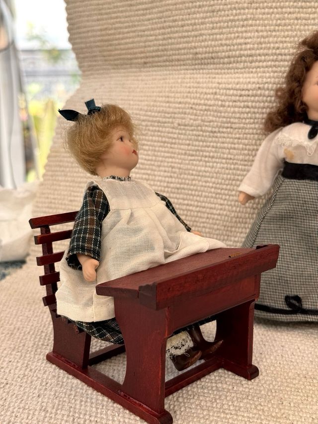 Conjunto muñecas de porcelana colegio