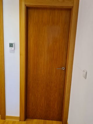Puertas de roble modernas con herrajes.