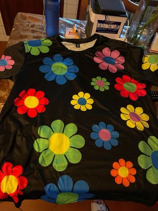 Maglietta nera con fiori colorati