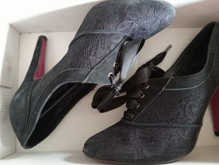 Zapatos de tacón negros. Cuplé 