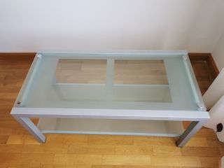 Mesa de centro, elevable. De cristal y metal.