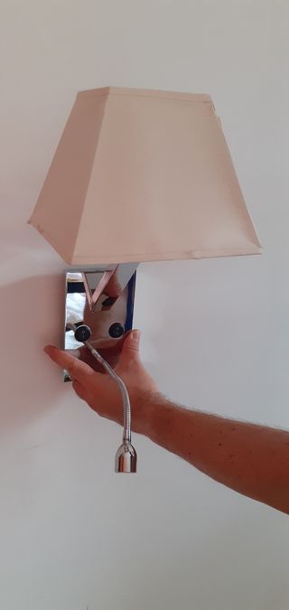 2 lamparitas de noche cogidas a la pared