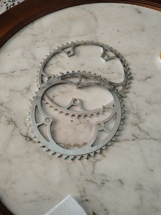 Platos de bicicletas antiguas.