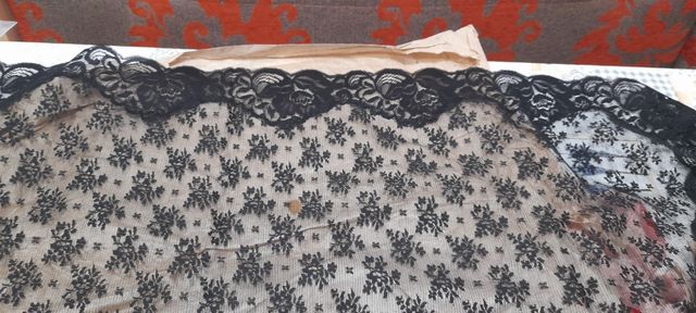 MANTILLA NEGRA CON BORDADOS